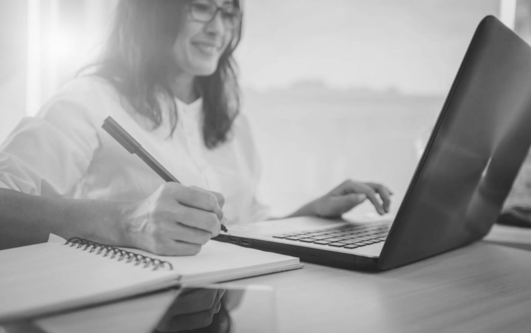 Webinar-Teilnehmerin stellt eine Frage an den Referenten
